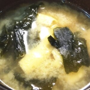 豆腐わかめ油揚げの味噌汁